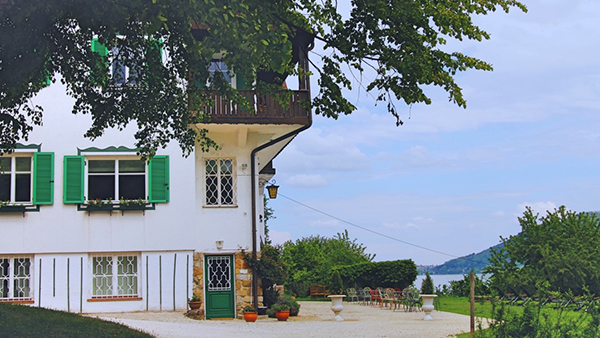 Die Villa Weiss am Attersee unterstützt Dank Dir! im Rahmen eines gemütlichen Charity-Dinners.