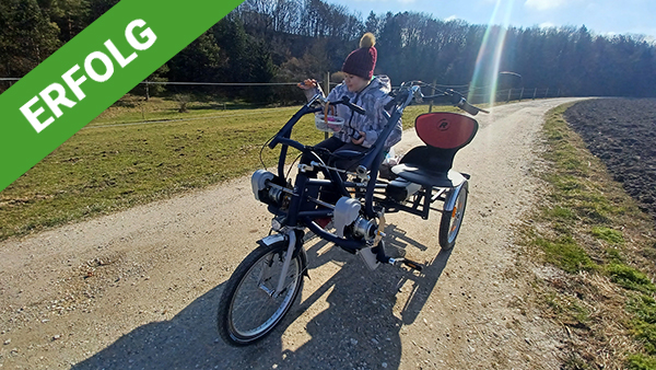 Lora freut sich über ein Rollstuhl-Fahrrad,...