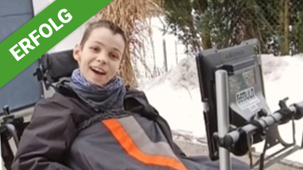 Liam freut sich über einen rollstuhlgerechten Autoumbau!